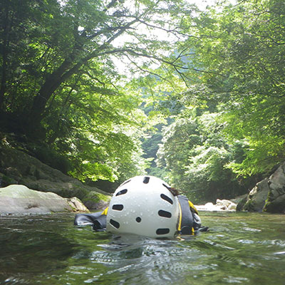 川の流れに身を任せながら、穏やかな木漏れ日に触れるとついウトウト