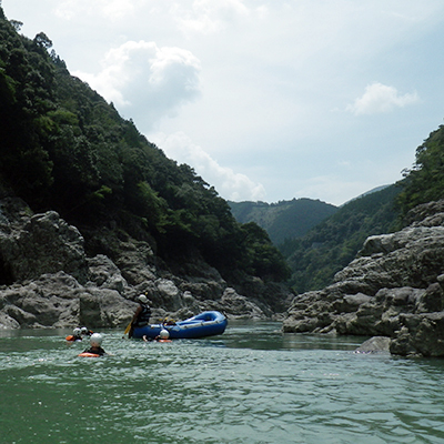 ラフトボートと一緒に北山川を流れてみるのもまた一興