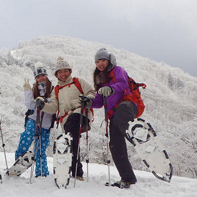 スノーシューなら雪を踏みしめても沈みません