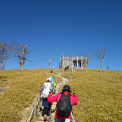 日出ヶ岳の展望台からは台高山脈が一望できます